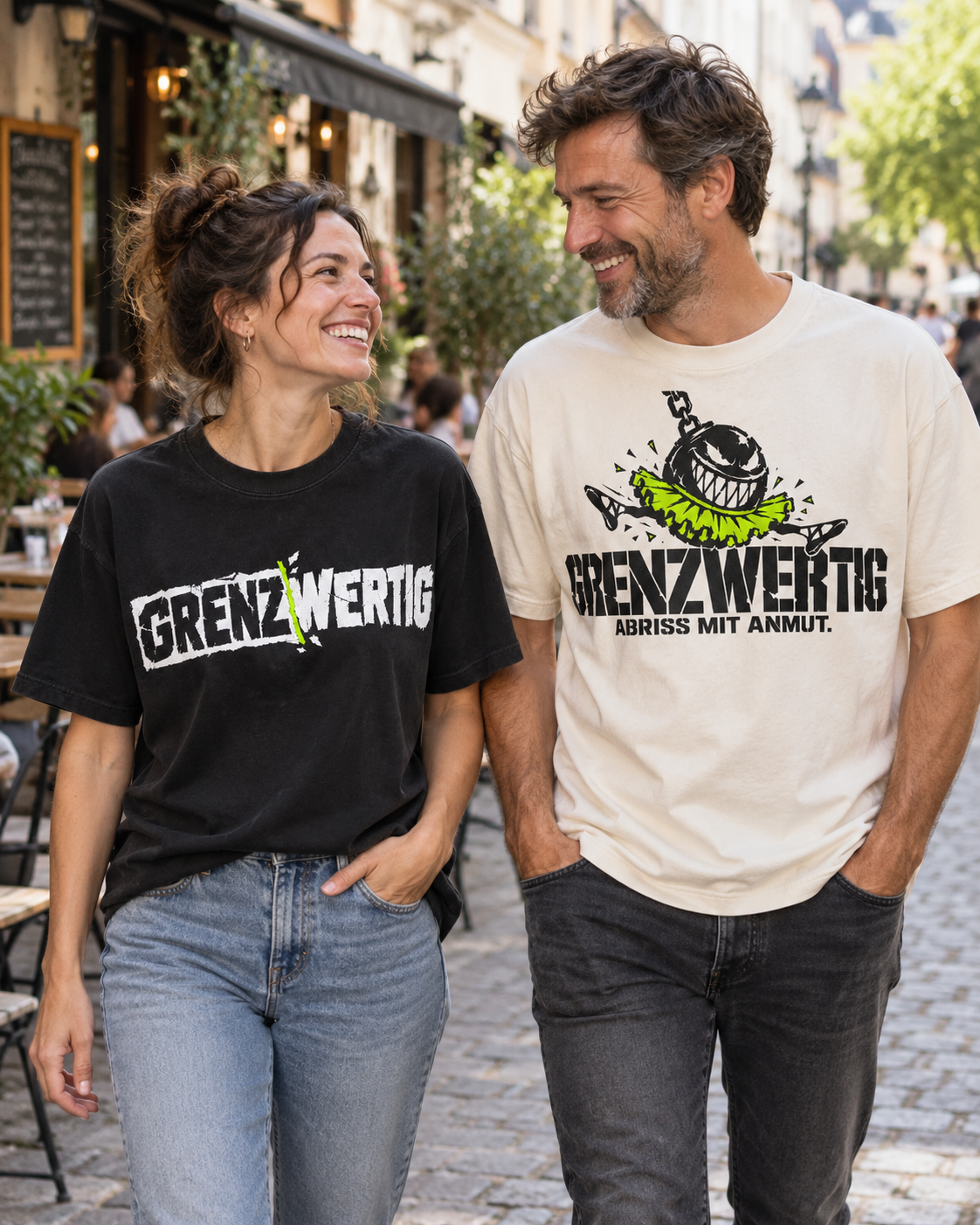 Inszeniertes Tragebild: zwei Menschen lachen beim Spaziergang, mit Original-Logo-Shirt und Abriss-mit-Anmut-Shirt